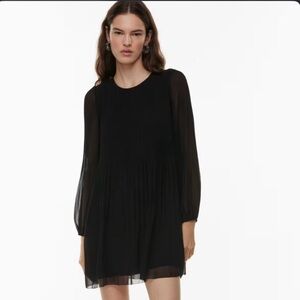 Aritzia Daydreamer Mini Dress
Pleated chiffon mini dress